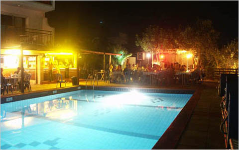 Poolbar by night